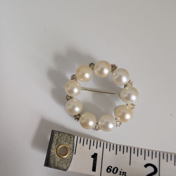 Elegant Pearl and Silver Brooch - Picture 3 of 3